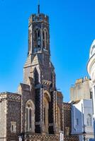 gotisch Kirche Turm gegen ein klar Blau Himmel, präsentieren kompliziert Mauerwerk und historisch die Architektur. foto