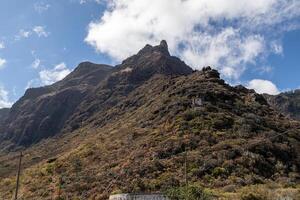 majestätisch Berg Gipfel unter Blau Himmel mit flauschige Wolken, präsentieren robust Terrain und natürlich Schönheit im Teneriffa. foto