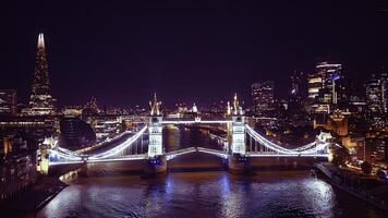 szenisch Antenne Aussicht von das Turm Brücke und Stadt beim Nacht im London foto