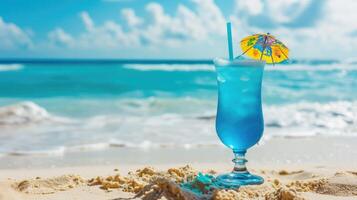 ai generiert Blau Cocktail steht im Strand Sand, ein erfrischend Sicht, ai generiert. foto