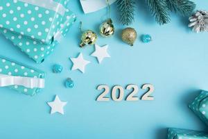 Weihnachten und 2022 Neujahrsgeschenkverpackung mit Dekor und Platz für Text. Weihnachtskunsthintergrund
