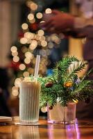 Smoothie im Glas Tassen. dunkel Hintergrund mit Girlande Beleuchtung Bokeh. Weihnachten und Neu Jahr Süss dfink und Essen Urlaub Konzept foto