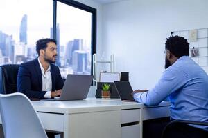 Geschäftsmann diskutieren Über das Marketing planen im das modern Büro mit das städtisch Innenstadt Wolkenkratzer Aussicht zum Investition, Versicherung, Lager Markt und echt Nachlass Entwicklung Projekt foto