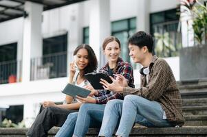 jung Hochschule Studenten und ein weiblich Schüler Gruppe Arbeit beim das Campus Park foto