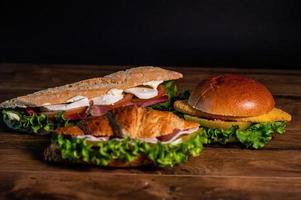 Zusammensetzung von Sandwiches mit Salami und Gemüse foto