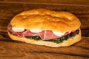 gefüllte Focaccia mit Aufschnitt und Gemüse foto