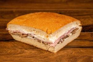 Sandwich mit Salami und Gemüse foto