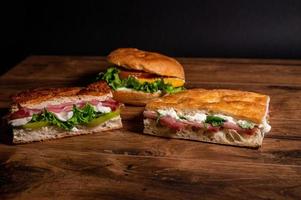 Zusammensetzung von Sandwiches mit Salami und Gemüse foto