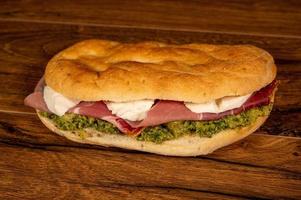 gefüllte Focaccia mit Aufschnitt und Gemüse foto