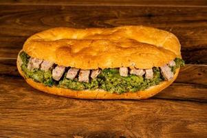 gefüllte Focaccia mit Aufschnitt und Gemüse foto