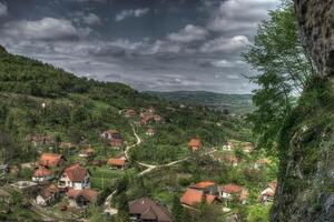 Panorama- Aussicht von ein klein Stadt, Dorf von Potpece im Serbien foto