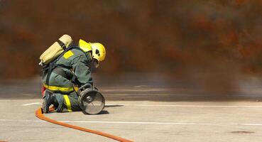 Feuerwehrmänner im Betrieb umgeben mit Rauch. foto