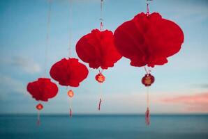 rot Chinesisch Laternen draußen zum Neu Jahr foto