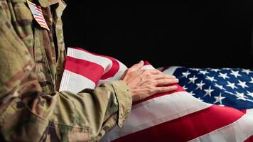 Militär- Mann im Uniform berühren USA Flagge mit seine Hand foto