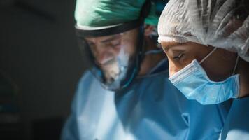 Veterinär Arzt beim Arbeit im das Betriebs Zimmer foto