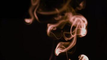 Rosa, Pfirsich Flaum Rauch, Dampf , Nebel Wolke auf schwarz Hintergrund zum mit im Komposition und Overlay foto