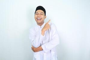 Lachen asiatisch Muslim Mann zeigen Seite isoliert auf Weiß Hintergrund foto