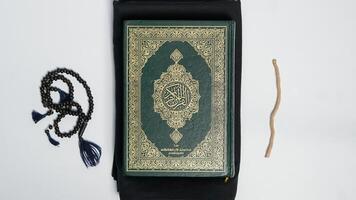 Muslim Gebet Ausrüstung mit Kopieren Raum auf Weiß Hintergrund foto