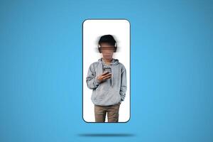 ein Schüler mit ein verwischen auf seine Gesicht ist suchen beim ein Gadget auf ein Blau Hintergrund foto