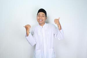 glücklich Muslim asiatisch Mann geben zwei Daumen oben isoliert auf Weiß Hintergrund foto