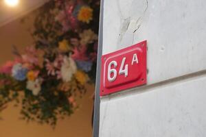 Haus Nummer. dekorativ Beschriftung auf ein Backstein Mauer. foto