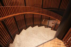 Treppe von unter Tage nach oben im ein Gebäude foto