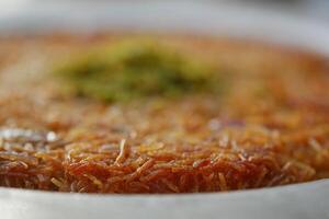 Türkisch Dessert Kunefe, Kunafa, Kadayif mit Pistazie foto