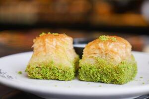 handgemacht Türkisch Dessert Baklava auf Tabelle foto