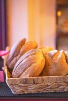 frisch gebacken Brot beim Bauern Markt Regale im Istanbul . foto