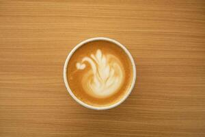 eine tasse heißen latte kaffee auf dem tisch zum frühstück foto