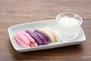 kue Zenil, indonesisch traditionell Snack, gemacht von Tapioka strach, serviert mit gerieben Kokosnuss foto