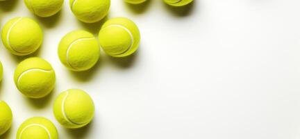 ai generiert Tennis Ball Haufen. Gruppe von Sport Ausrüstung auf Weiß Hintergrund mit Kopieren Raum. Übung und Erholung Konzept foto