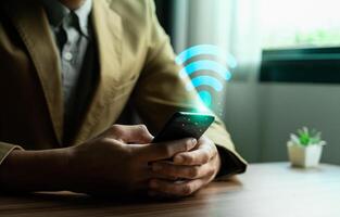 W-lan Internet Zugriff Konzept, Geschäft Menschen verbinden W-lan Technologie. verbinden sofort über Smartphone und schnelle Geschwindigkeit Hotspot. schnell Internet W-lan Hotspot teilen. Arbeiten mit verschiedene Anwendungen foto