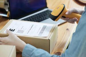 Scannen Barcode auf Versand Box mit Scanner foto