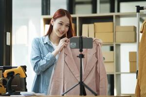 Unternehmer präsentieren Kleider zum online Geschäft foto