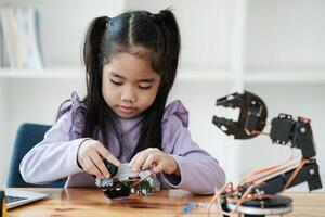 Stengel Bildung Konzept. asiatisch jung Mädchen Lernen Roboter Design. foto