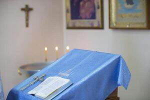 das Kreuz und das Buch von das Bibel Lüge auf das Kirche Tisch. Religion foto