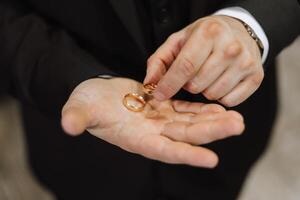 zwei Gold Hochzeit Ringe zum Bräute wie ein Symbol von Ewigkeit. alles ist bereit zum das Hochzeit Zeremonie. ein Angebot von ein Hand und ein Herz foto