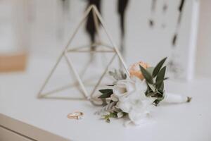 Braut Engagement Ring, Stilettos, Parfüm. Hochzeit Einzelheiten von das Braut. Blumen schön Licht. Hochzeit Kleid foto