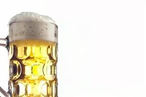 ai generiert schließen oben von ein einsam Bier Becher geschmückt mit ein Blase auf es ist Glas foto