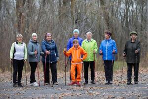 November 01, 2023. Weißrussland, Gomel. ein Gruppe von Alten Frauen ist beschäftigt, verlobt im nordisch gehen. foto