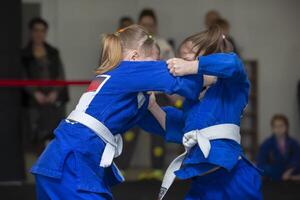 April 23, 2023. Weißrussland, Gomil zentral Stadion. Judo Kinder. wenig Judoka Mädchen wetteifern. foto