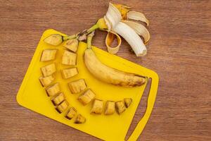 verfault Banane Schnitt in Stücke auf ein Schneiden Tafel. foto