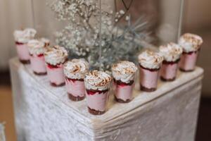 Süßigkeiten Bar beim ein Hochzeit. köstlich Nachspeisen. schön Dekorationen. Früchte. Süss Kuchen auf Ihre Urlaub. Geburtstag. Süss Leben. foto