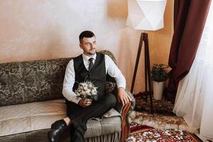 Porträt von ein jung Bräutigam beim Zuhause Vor das Hochzeit Zeremonie. ein gut aussehend Mann gekleidet im ein klassisch Anzug. männlich Porträt. foto