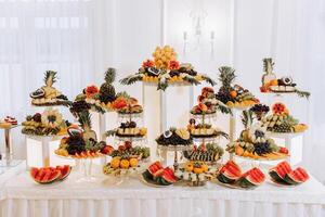 Obst Buffet zum ein Hochzeit. Sortiment von exotisch Früchte im das Restaurant. verschiedene Kompositionen von frisch Früchte. foto