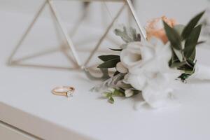 Braut Engagement Ring, Stilettos, Parfüm. Hochzeit Einzelheiten von das Braut. Blumen schön Licht. Hochzeit Kleid foto