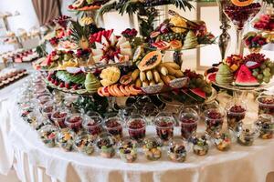 Obst Buffet zum ein Hochzeit. Sortiment von exotisch Früchte im das Restaurant. verschiedene Kompositionen von frisch Früchte. foto
