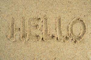 Sand auf das Strand mit Hallo Text foto