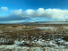 ein Aussicht von das Island Landschaft im das Winter bedeckt mit Schnee in der Nähe von das Golfos Wasserfall foto